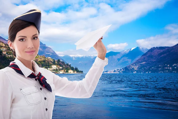 Reis Concept Mooie Stewardess Met Papier Vliegtuig Meer Bergen Achtergrond — Stockfoto