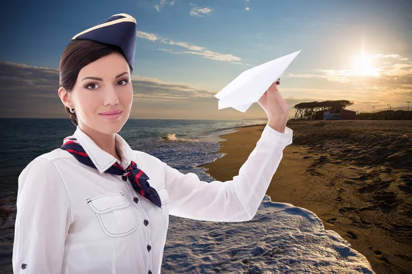 Reis Concept Mooie Stewardess Met Papier Vliegtuig Zonsondergang Strand Achtergrond — Stockfoto