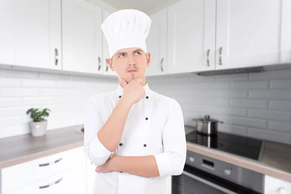 Ung Man Kock Drömmer Något Vitt Modernt Kök — Stockfoto