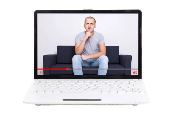 Ekranda Video Blogcusu Olan Küçük Laptop Beyaz Arkaplanda Izole Edildi — Stok fotoğraf