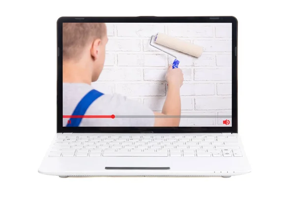 ノートパソコンは白い背景に隔離された画面上での建設についてのビデオ — ストック写真