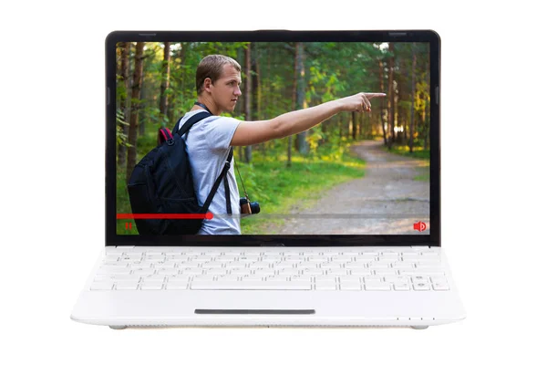 ビデオ旅行ブログのコンセプト 男ブロガーバックパックとカメラと森の中を歩く — ストック写真
