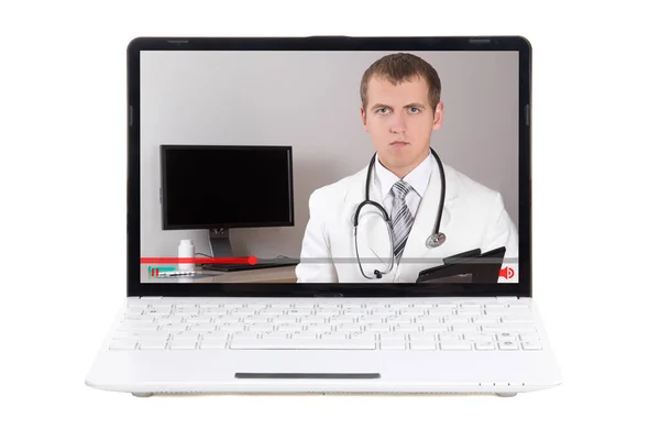 ビデオブログの概念 ノートパソコンの画面上のビデオで何かについて話す男性医師 — ストック写真