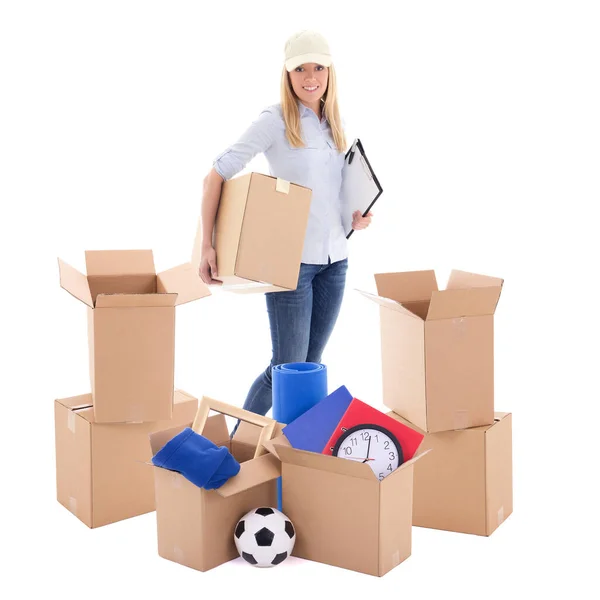 移動日の概念 白い背景に隔離された段ボール箱を持つ配達の女の子 — ストック写真