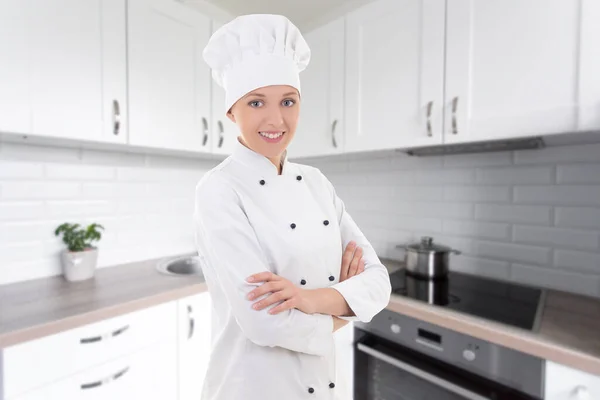 Jovem Mulher Chef Feliz Uniforme Posando Cozinha Moderna — Fotografia de Stock