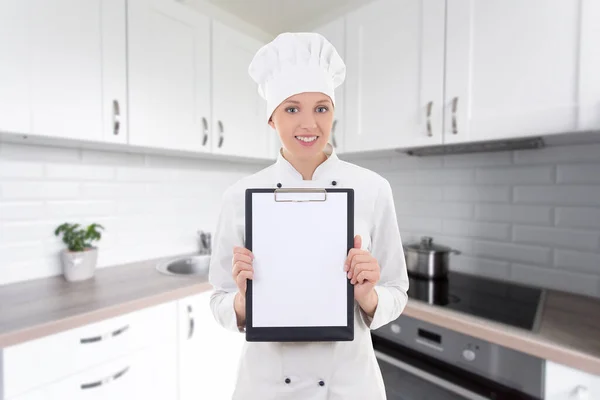 Junge Köchin Uniform Hält Klemmbrett Mit Leerem Papier Moderner Weißer — Stockfoto