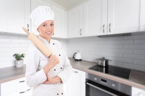 Retrato Mulher Feliz Uniforme Chef Com Assadeira Madeira Rolando Pino — Fotografia de Stock