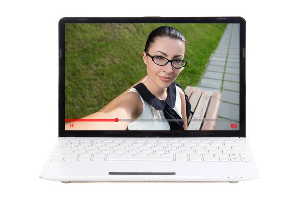 Video Günlüğü Kavramı Ekranda Genç Kadın Blogcusu Olan Laptop Beyaz — Stok fotoğraf