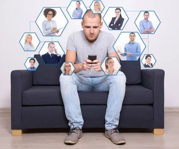 Internet Concept Social Media Concept Knappe Man Zittend Bank Met — Stockfoto