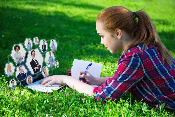 Internet Szociális Hálózat Koncepció Tizenéves Lány Feküdt Zöld Parkban Laptop — Stock Fotó
