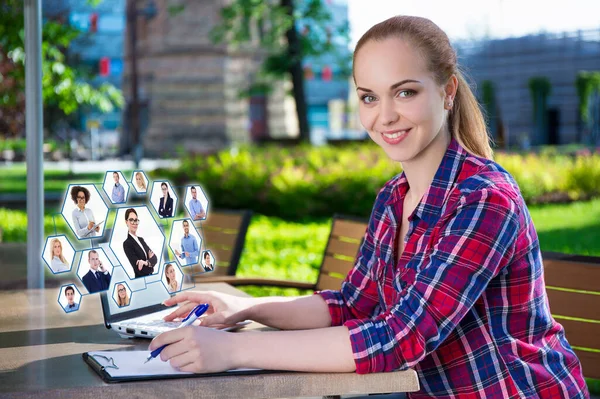 Concetto Internet Social Network Bella Ragazza Adolescente Che Utilizza Computer — Foto Stock