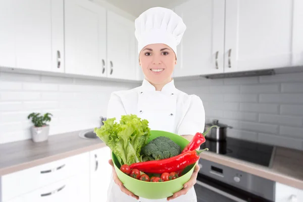 Joven Mujer Atractiva Cocinera Uniforme Con Comida Vegetariana Cocina Moderna —  Fotos de Stock