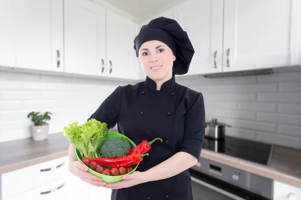 Νεαρή Μαγείρισσα Γυναίκα Μαύρη Στολή Μπολ Λαχανικά Στη Σύγχρονη Κουζίνα — Φωτογραφία Αρχείου