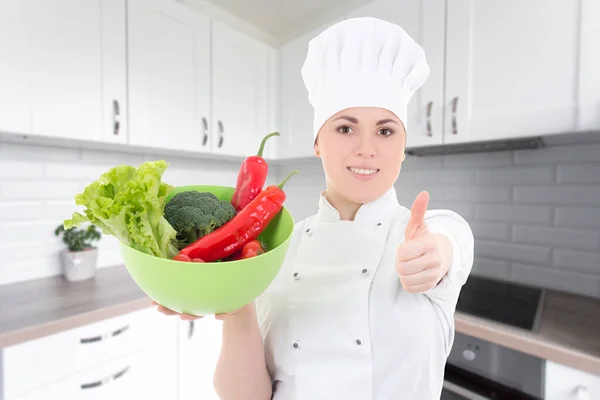 Kock Kvinna Uniform Med Vegetarisk Mat Tummen Upp Modernt Kök — Stockfoto