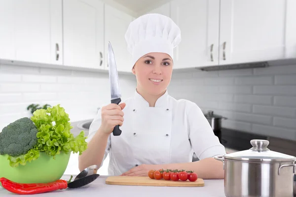 Jovem Mulher Cozinheiro Atraente Salada Cozinha Uniforme Cozinha Moderna — Fotografia de Stock