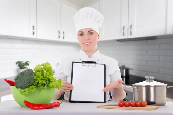 Retrato Mulher Cozinheira Atraente Uniforme Com Área Transferência Sentado Cozinha — Fotografia de Stock