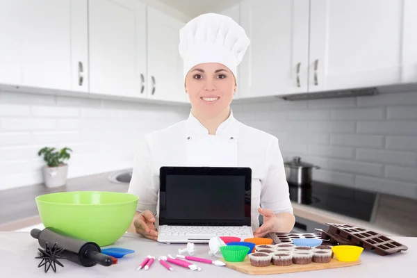Attraktive Konditorin Kochuniform Sitzt Mit Laptop Der Küche — Stockfoto