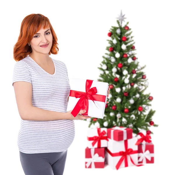 Glad Ung Söt Gravid Kvinna Med Presentförpackning Och Julgran Isolerad — Stockfoto