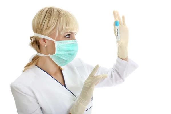 戴防护面罩的女医生或科学家拿着在白色背景上分离出的头孢病毒的试管 — 图库照片