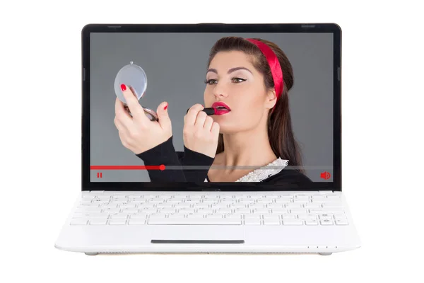 美容ブログのコンセプト 白の背景に隔離された画面上で構成を適用するビデオブロガーとラップトップ — ストック写真