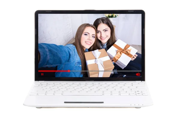 Blog Konzept Zwei Schöne Bloggerinnen Mit Geschenkboxen Auf Dem Laptop — Stockfoto