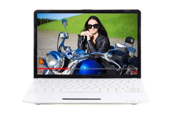 旅行ブログのコンセプト ラップトップ画面上のビデオでバイクの美しい女の子 — ストック写真