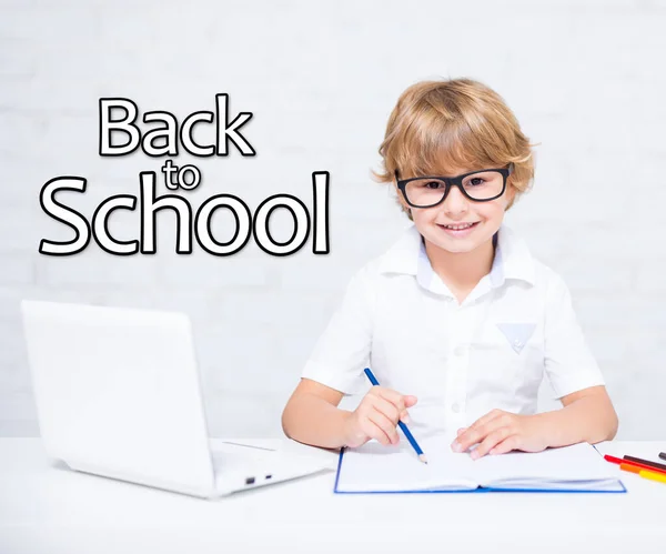 Powrót Szkoły Szczęśliwy Chłopiec Okularach Odrabiający Lekcje Nowoczesnym Laptopem — Zdjęcie stockowe