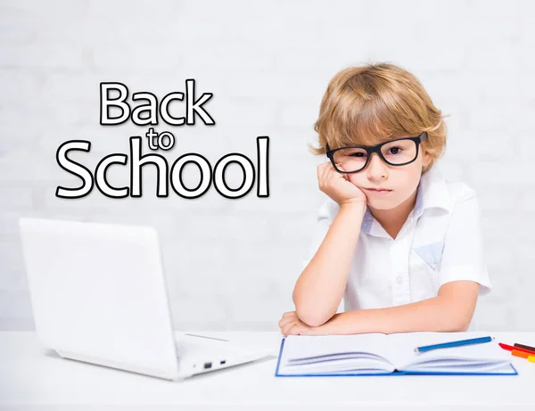 学校に戻る 家で宿題をするメガネの退屈な小さな男の子 — ストック写真