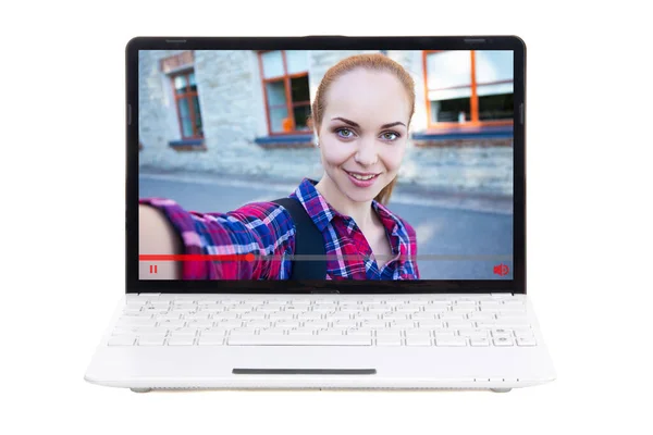 Video Blogu Kavramı Ekranda Genç Kız Blogcusu Olan Laptop Beyaz — Stok fotoğraf