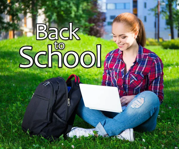 Retour École Adolescent Écolière Assis Avec Ordinateur Portable Dans Parc — Photo