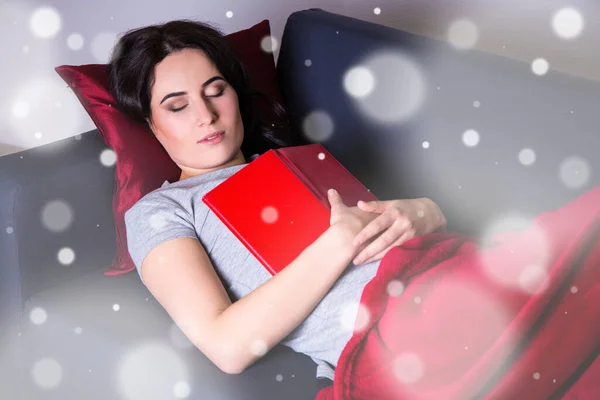 Conceito Lazer Inverno Close Mulher Dormindo Com Livro Sofá Casa — Fotografia de Stock