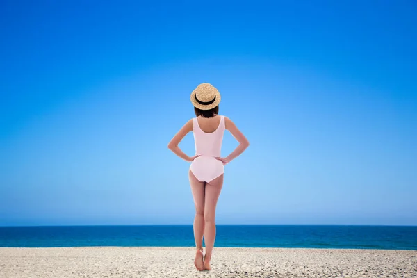 Vista Posteriore Della Giovane Bella Donna Costume Bagno Rosa Cappello — Foto Stock