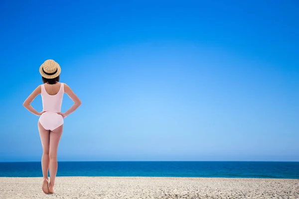 Estate Concetto Viaggio Vista Posteriore Della Giovane Bella Donna Magra — Foto Stock