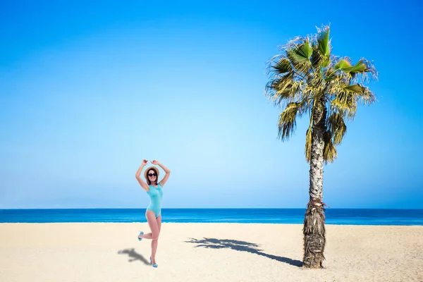 Conceito Verão Viagem Jovem Bela Mulher Sexy Maiô Dançando Praia — Fotografia de Stock