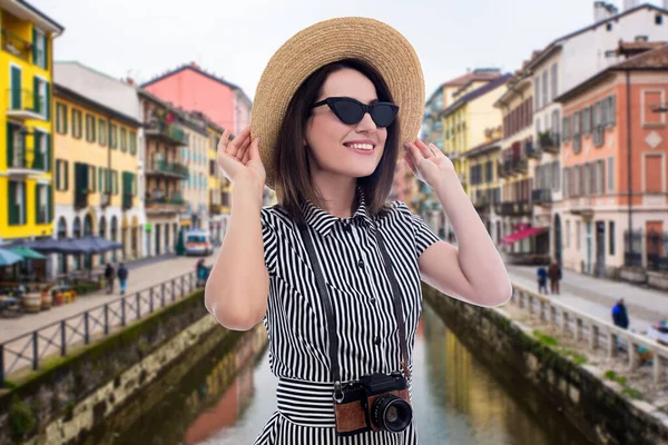 Retrato Jovem Mulher Bonita Turista Andando Com Câmera Cidade Italiana — Fotografia de Stock