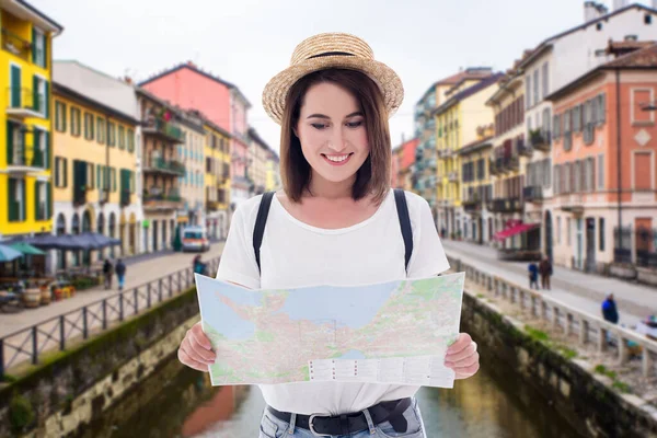 Retrato Jovem Bela Mulher Turista Caminhando Com Mapa Cidade Italiana — Fotografia de Stock