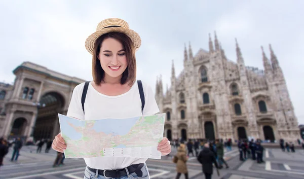 Retrato Jovem Mulher Bonita Turista Com Mapa Caminhando Milão Itália — Fotografia de Stock