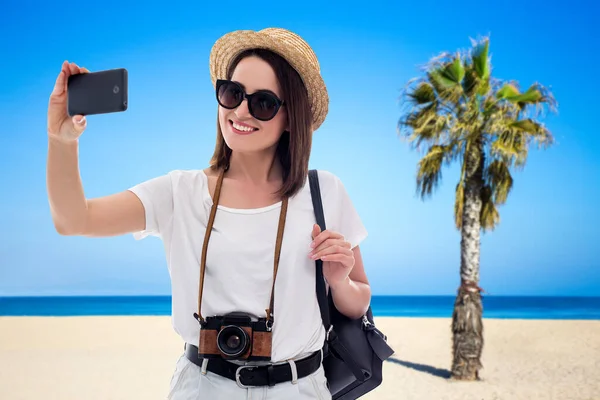 Retrato Jovem Mulher Bonita Turista Tirar Foto Selfie Com Palmeira — Fotografia de Stock