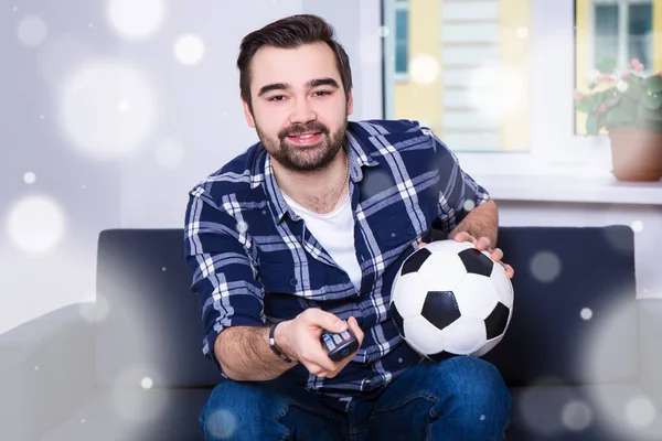 冬季与足球的概念 快乐的年轻人在电视上观看足球 — 图库照片