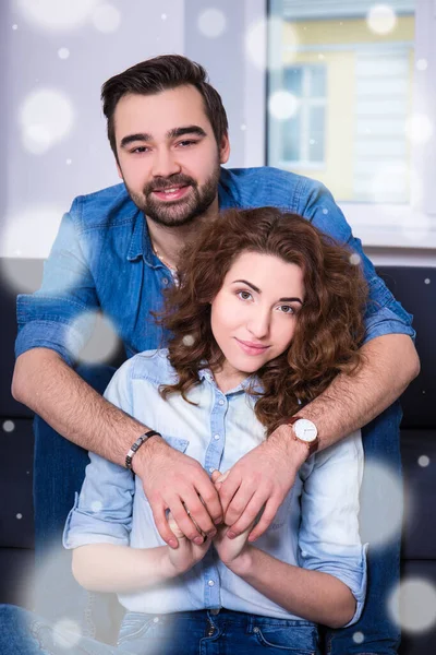 Concept Hiver Portrait Mignon Jeune Couple Embrassant Dans Salon — Photo