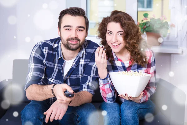 Concepto Invierno Feliz Pareja Joven Con Palomitas Maíz Viendo Televisión — Foto de Stock