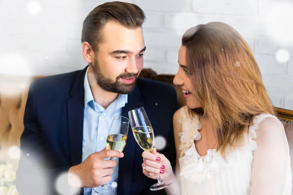 Celebración Año Nuevo Feliz Joven Hermosa Pareja Con Copas Champán — Foto de Stock