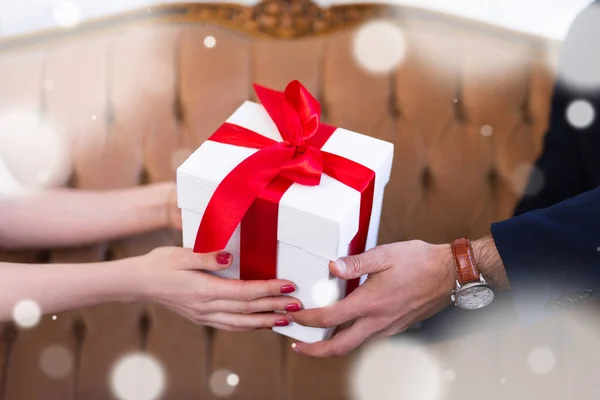 Concetto San Valentino Natale Confezione Regalo Mani Maschili Femminili Con — Foto Stock