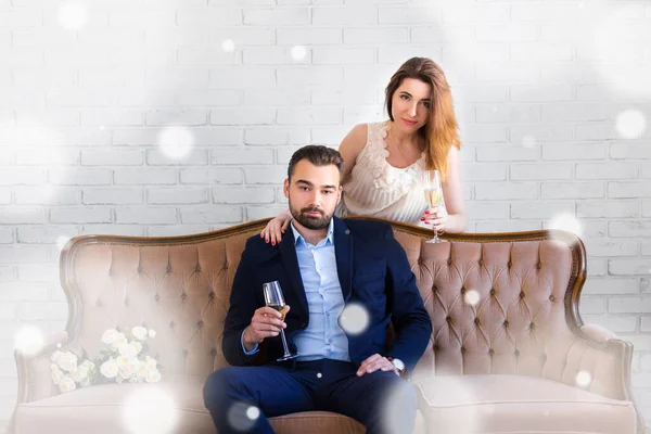 Lyckligt Par Med Glas Champagne Sittandes Vintage Soffa Hemma Och — Stockfoto