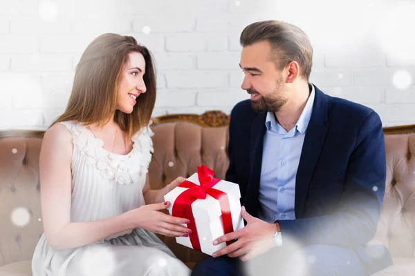 Amor Concepto Vacaciones Hombre Guapo Dando Caja Regalo Novia Nieve —  Fotos de Stock