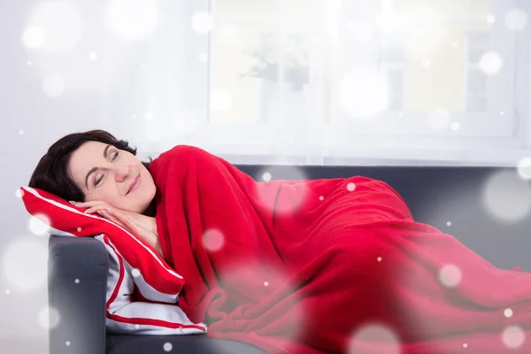 Winter Vermoeidheid Gelukkig Volwassen Vrouw Slapen Bank Thuis — Stockfoto