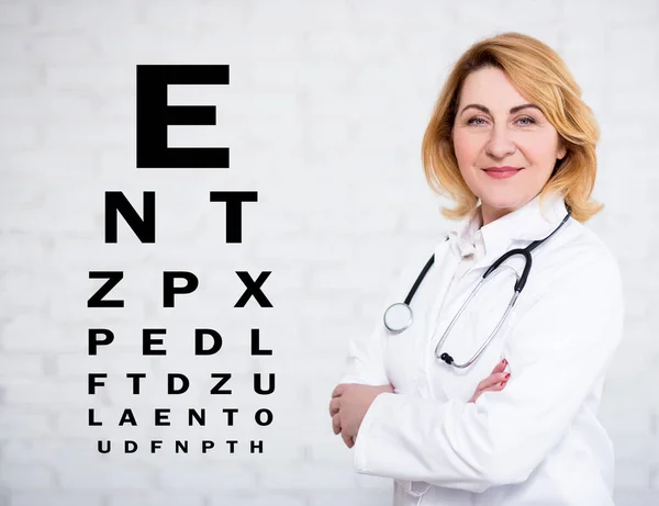 Retrato Médico Enfermeira Madura Posando Sobre Parede Branca Com Gráfico — Fotografia de Stock