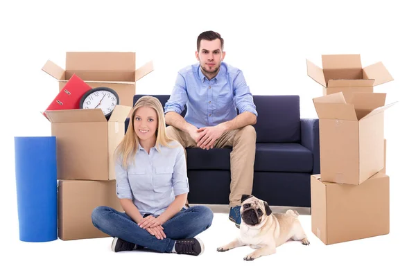 Jovem Casal Com Cão Pronto Para Dia Movimento Isolado Fundo — Fotografia de Stock