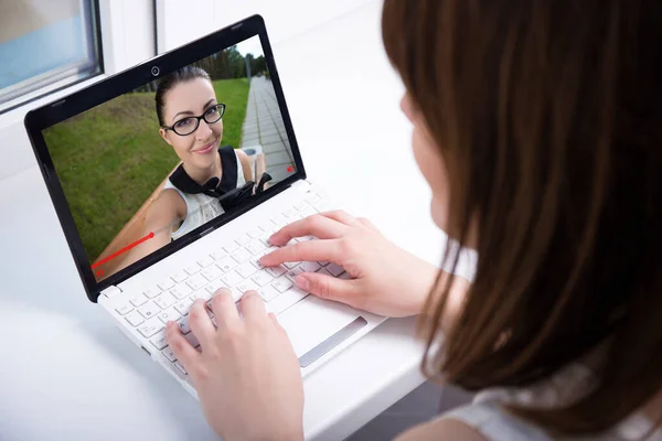 Junge Frau Schaut Videoblog Auf Laptop Hause — Stockfoto