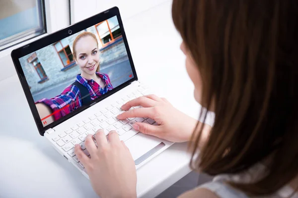 Rückseite Einer Jungen Frau Die Videoblog Auf Laptop Anschaut — Stockfoto